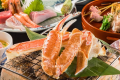 焼き蟹(一例)：網の上で焼き上げた蟹は旨味が濃縮されてぷっくらホクホク。
