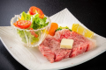 若狭牛ステーキ：明治時代から食されてきた、きめ細やかな刺しと上質な旨味が人気の秘密です。