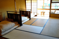 ダブルサイズの布団が3組並びます。　最大6名収容の男女混合相部屋です。