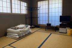 【和室6畳】シンプルな和室6畳タイプのお部屋です。窓からは海が望めます。