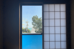 【和室7畳半】窓からは少しだけ海を望むことができます。