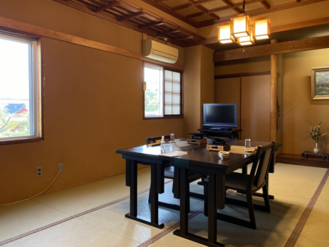 ※画像のような椅子席のご用意も可能です。ご希望の場合は事前にご連絡ください。