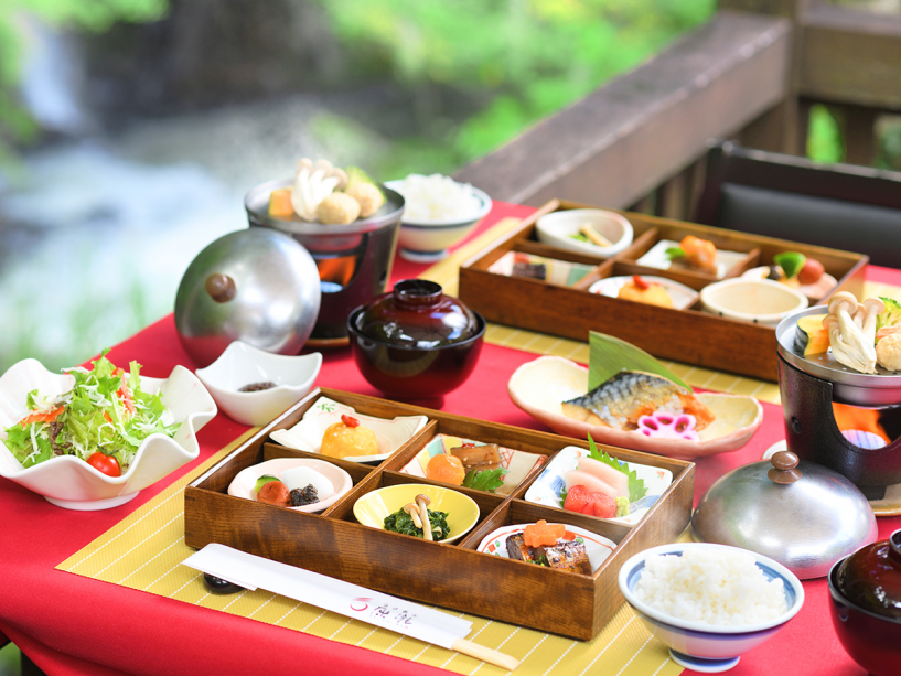 ■朝食イメージ■地鶏の厚焼き玉子や季節の地野菜を使った炊き物など優しい味わいのおかずが並ぶ和朝食。