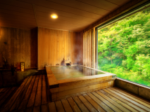 ■【渓谷側】展望檜風呂付客室■客室一例。自家源泉掛け流しの贅沢な客室風呂。