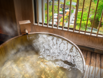 ■【渓谷側】展望檜風呂付客室■客室一例。自家源泉掛け流しの贅沢な客室風呂。