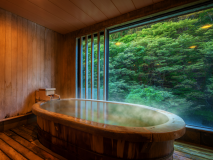 ■【渓谷側】展望檜風呂付客室■客室一例。自家源泉掛け流しの贅沢な客室風呂。