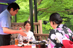 ■水辺のダイニング 川どこ■豊かな自然に囲まれた渓流を望む人気の食事会食場。4月下旬～OPEN