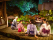 ■川どこ～あし湯～■ライトアップされ幻想的な雰囲気の川どこを眺めながら団らんのひととき。