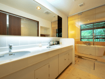 ■<渓谷側>【源泉かけ流し内風呂付客室】■バスタブからも美しい渓谷の景観を望むことが出来ます。