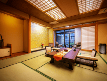 ■【源泉かけ流し展望風呂付】和室12畳■趣ある和の設え。窓の外には坪庭が広がり自然と心が和む。