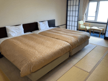 5階和室にベッド2台を設置した客室です。