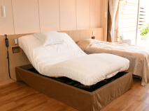 各客室に１台、電動のリクライニングベッドを備えております。