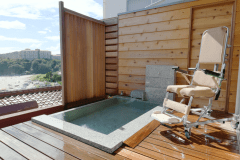 304号室　専用車椅子で入浴可能な昇降機能付き露天風呂