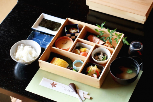 朝食は和定食をお食事処で（一例）
