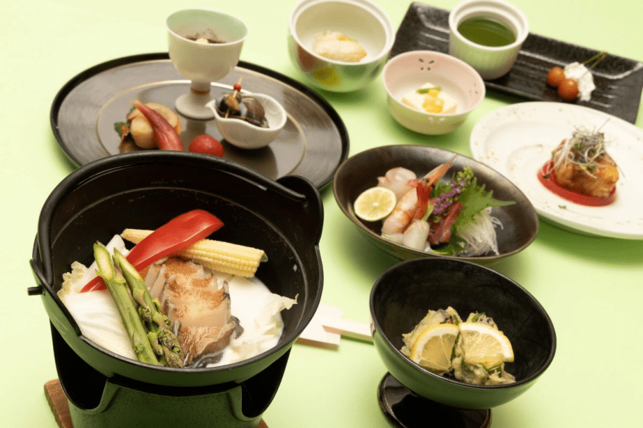 ふるさと納税【2食付】＜8/8～8/14限定＞夏の緑と温泉に包まれる湯ごもり旅♪会席「潮彩」、朝食は和洋バイキング