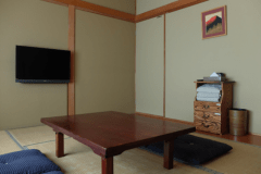 和室 （バス・トイレ付き / 定員３名・６畳間）