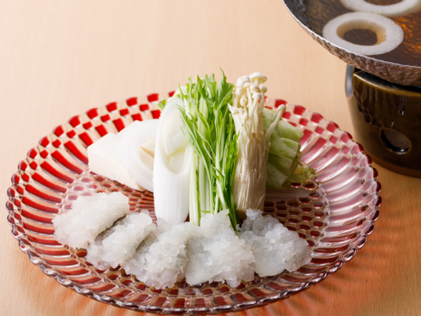 台の物一例：丁寧に骨切した滑らかな舌触りの鱧しゃぶをご賞味ください