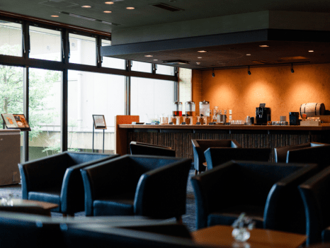 ロビーラウンジはフリードリンクコーナーになっております（夜はアルコールもご用意）