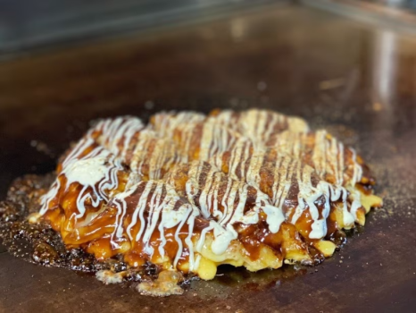 当館から徒歩1分！熱々ふわふわの絶品好み焼きが楽しめる「なか伸」