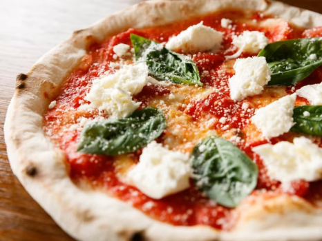 当館から徒歩30秒！片山津の人気バル「牡丹」マスター自慢の窯焼き手作りPizza