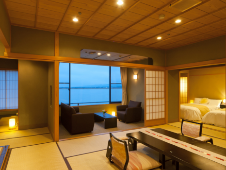 次の間にツインベットをあしらい（湖畔と浮御堂が一望できる絶景）書院造りの趣きある和モダン部屋