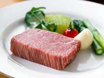 "究極の赤身”といわれるシャトーブリアン、一度食べたら忘れられない極上の部位をご堪能ください。 "究極の赤身”といわれるシャトーブリアン、一度食べたら忘れられない極上の部位をご堪能ください。