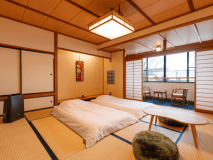 プライベート時間を守る為、スタッフの入退室をひかえ、事前にお布団を敷いております（紫水館１階一例）