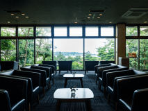 ロビーラウンジはフリードリンクコーナーになっております（中庭を眺めながら、ゆっくりして下さい）