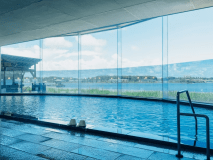 湖を眺めながらしっとりと湯に浸る、贅沢な時間を