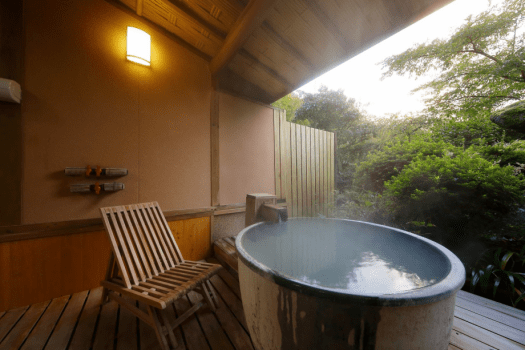 【お日にち限定◆月仙会席-半個室食-】室数限定。信楽焼きの陶器風呂の露天で、源泉かけ流しを愉しむ