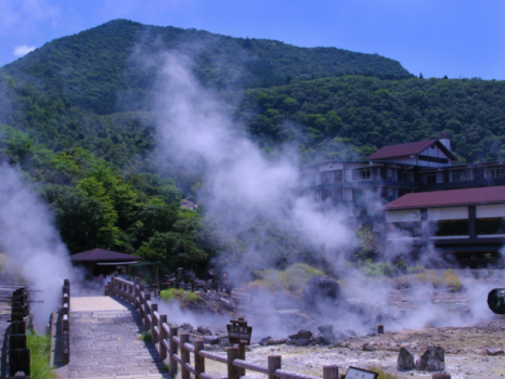 【雲仙地獄】 雲仙のそこかしこに吹き出す温泉の湯けむり。豊かな泉質の証です♪