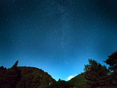 【星景】 雲仙の澄んだ空気のなか、満天の星が輝く夜空は、まさに自然の宝物