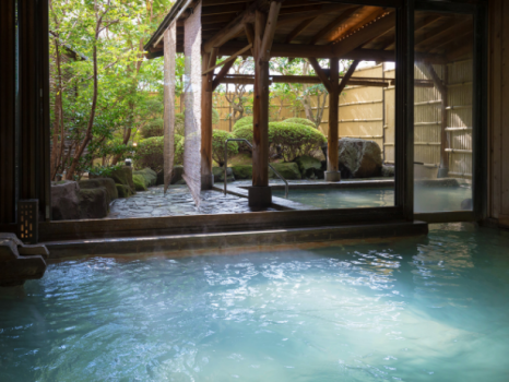 【佳宵の湯】 光を受け、煌めくエメラルドグリーン。泉質の豊かさを教えてくれます