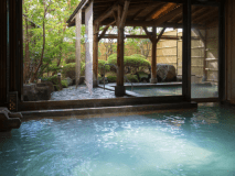 【佳宵の湯】 光を受け、煌めくエメラルドグリーン。泉質の豊かさを教えてくれます