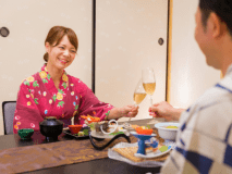 【食事イメージ】 カチンとグラスを合わせ、気の置けないふたりの語らいを