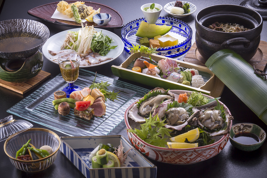 毎年大好評!瀬戸内の岩ガキと旬の食材を使用した贅沢会席(※仕入れの都合により一部変更する場合があります) 毎年大好評!瀬戸内の岩ガキと旬の食材を使用した贅沢会席(※仕入れの都合により一部変更する場合があります)