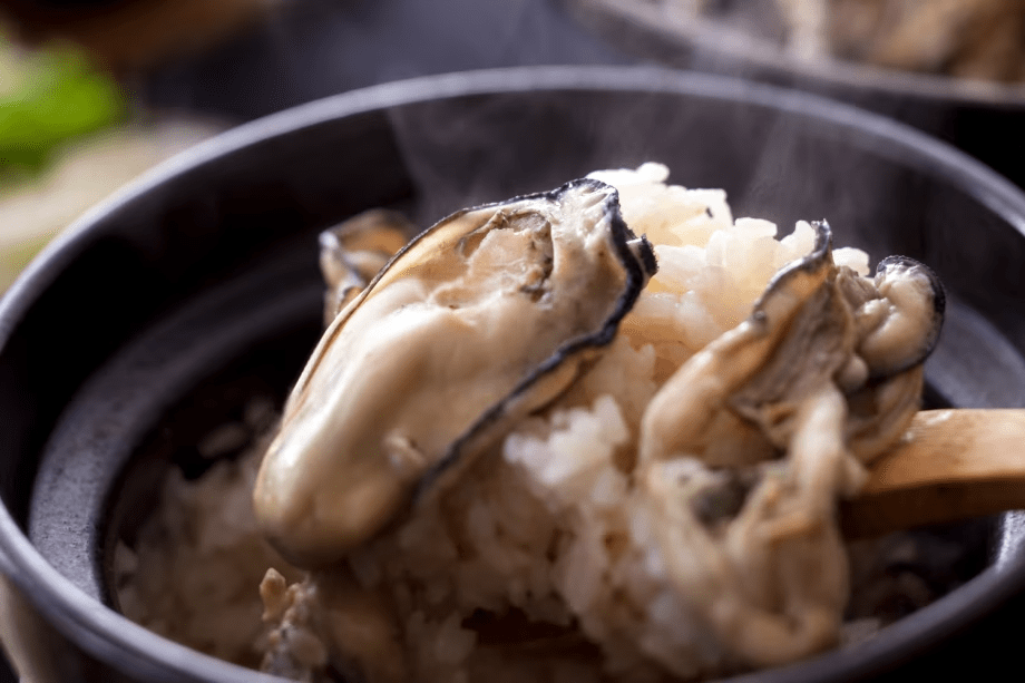 ぷりっとした牡蠣の旨みがぎゅっと詰まった、冬のごちそう釜めし。炊きたてのご飯に広がる磯の香りと、牡蠣の濃厚な味わいをお楽しみください。