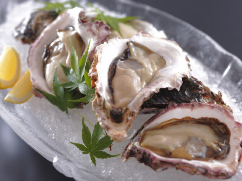毎年大好評の夏季限定「瀬戸内産・岩牡蠣」プリプリと旨味たっぷりの岩ガキを是非ご賞味ください♪ 毎年大好評の夏季限定「瀬戸内産・岩牡蠣」プリプリと旨味たっぷりの岩ガキを是非ご賞味ください♪