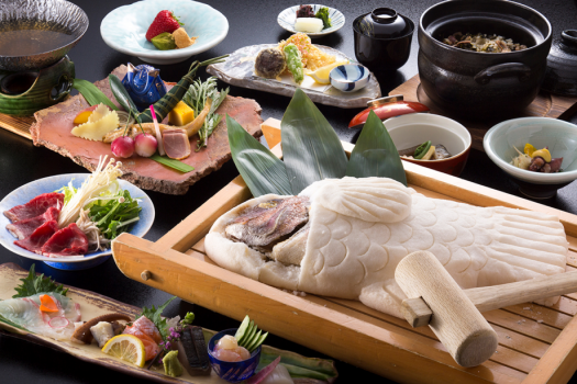 【赤穂名物】 赤穂の塩で包み焼いた鯛を木槌でコツコツ叩いて割って楽しく味わう『鯛の塩釜グルメ会席』（※料理写真はイメージです）