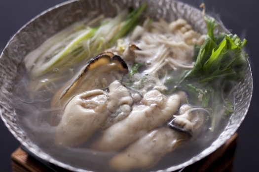 冬の味覚・牡蠣を贅沢に使った小鍋。旨みたっぷりのお出汁に、ぷりぷりの牡蠣がふわっと広がります体の芯からほっと温まる、季節限定の一品です。