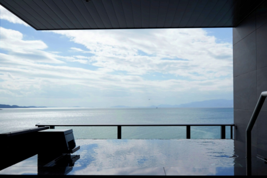 <絶景海側/天空フロア>【藍】 お部屋の露天風呂から瀬戸内海の絶景をご堪能いただけます