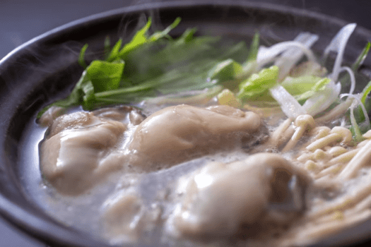 冬の味覚・牡蠣を贅沢に使ったあったか小鍋。旨みたっぷりのお出汁に、ぷりぷりの牡蠣がふわっと広がります。体の芯からほっと温まる、季節限定の一品です。