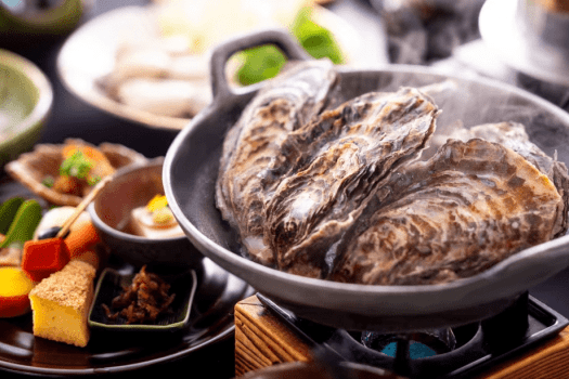 ひと口で広がる濃厚なミネラル感。旬の蒸し牡蠣をどうぞ。