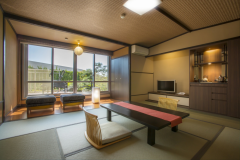 和室10畳<磯浜庭園を望むテラス付客室>ウッドデッキに出て頂きますと海もご覧いただけます。 和室10畳<磯浜庭園を望むテラス付客室>ウッドデッキに出て頂きますと海もご覧いただけます。