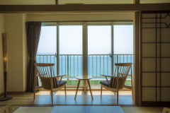 和室10畳<絶景海側>広々とした瀬戸内海を一望します。 和室10畳<絶景海側>広々とした瀬戸内海を一望します。