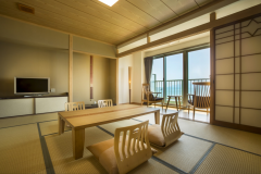 和室10畳<絶景海側>広々とした瀬戸内海を一望します。 和室10畳<絶景海側>広々とした瀬戸内海を一望します。
