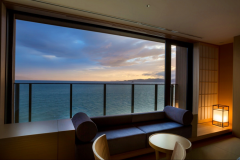 <絶景海側/夕凪フロア>【桔梗・紫紺】内風呂からリビング越しに広がる瀬戸内海の風景は、時間とともに移り変わります <絶景海側/夕凪フロア>【桔梗・紫紺】内風呂からリビング越しに広がる瀬戸内海の風景は、時間とともに移り変わります