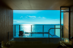 <絶景海側/夕凪フロア>【紅碧】テラスの中央に開放感のある露天風呂を備え、瀬戸内海の絶景を堪能頂けます <絶景海側/夕凪フロア>【紅碧】テラスの中央に開放感のある露天風呂を備え、瀬戸内海の絶景を堪能頂けます