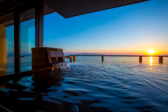 <絶景海側/天空フロア>【藍】 お部屋の露天風呂から眺める瀬戸内海の夕陽 <絶景海側/天空フロア>【藍】 お部屋の露天風呂から眺める瀬戸内海の夕陽