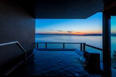 <天空フロア>【茜】 露天風呂から望む、夕闇に包まれる瀬戸内海 <天空フロア>【茜】 露天風呂から望む、夕闇に包まれる瀬戸内海